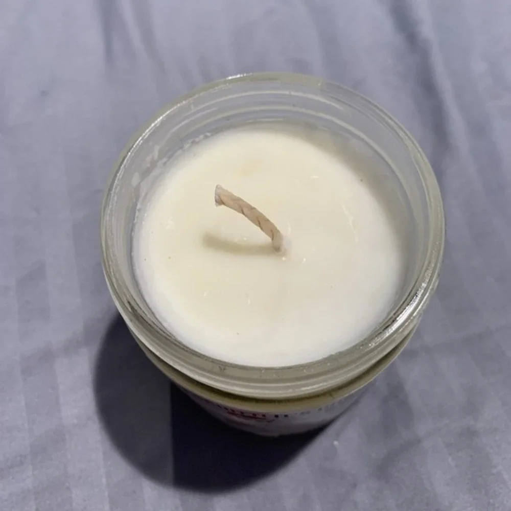SCHITT'S CREEK CHRISTMAS‎ CANDLE. Christmas With The Roses. 8 oz SOY Clove/cinna
